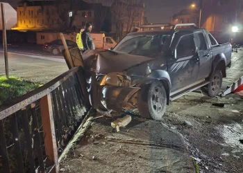 Kamyonet ile hafif ticari araç kafa kafaya çarpıştı: 3 yaralı
