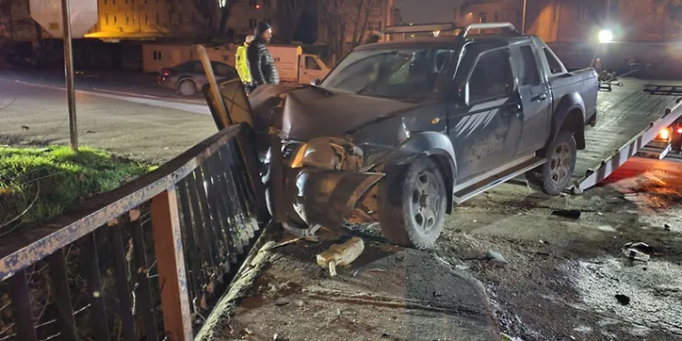 Kamyonet ile hafif ticari araç kafa kafaya çarpıştı: 3 yaralı