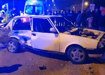 Bursa’da 2 otomobil çarpıştı: 2’si ağır 4 yaralı