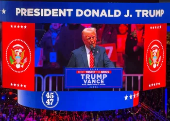 Trump’tan zafer mitinginde gövde gösterisi