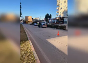 Motosikletin plakasını kaskına taktı, o şekilde trafiğe çıktı