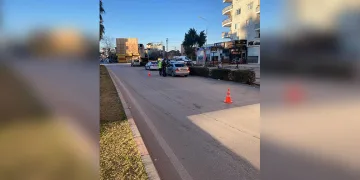 Motosikletin plakasını kaskına taktı, o şekilde trafiğe çıktı