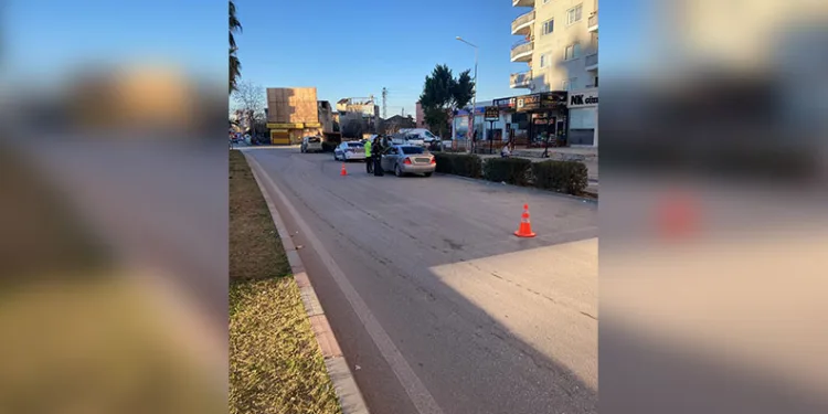 Motosikletin plakasını kaskına taktı, o şekilde trafiğe çıktı