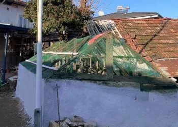 Bursa’da bir evin bahçesinde şehit mezarları bulunuyor
