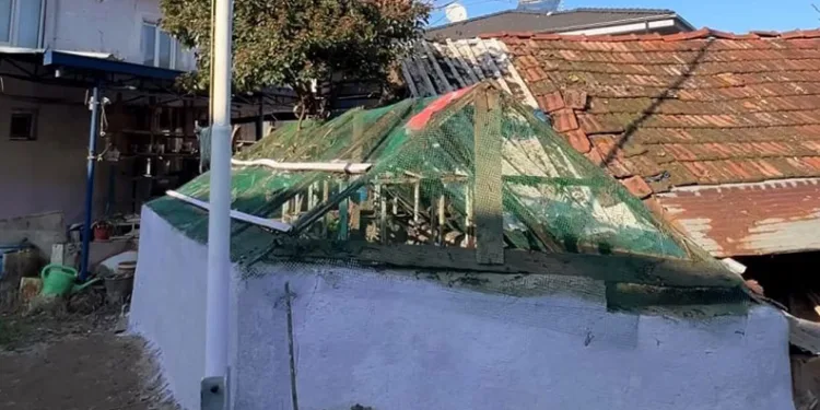 Bursa’da bir evin bahçesinde şehit mezarları bulunuyor