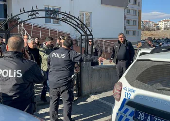Tüfekle oğlunu vurdu, kendini eve kapattı