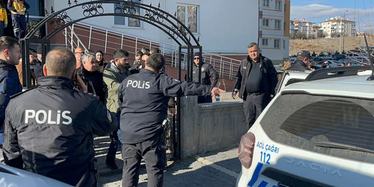 Tüfekle oğlunu vurdu, kendini eve kapattı