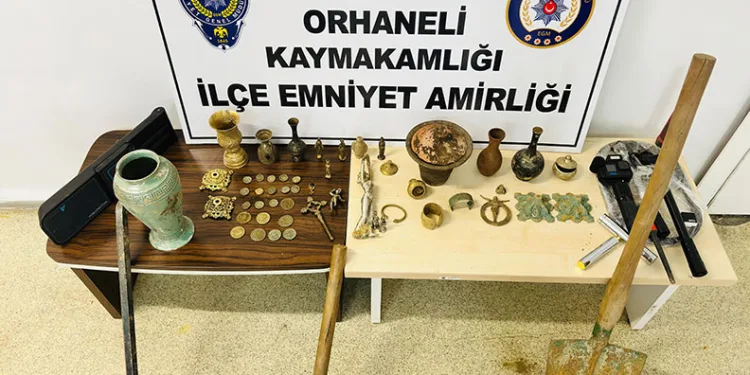 Bursa’da tarihi eser kaçakçıları kazı yaparken yakalandı