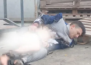 Fatih’te iş yerine silahlı saldırı kamerada: Şüpheliler kısa sürede yakalandı