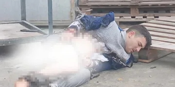 Fatih’te iş yerine silahlı saldırı kamerada: Şüpheliler kısa sürede yakalandı