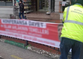 Bursa’da izinsiz afişler tek tek toplandı