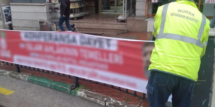 Bursa’da izinsiz afişler tek tek toplandı