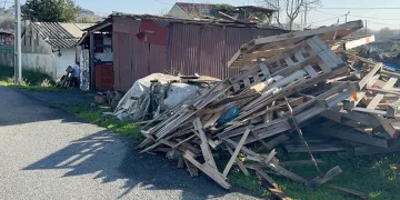 Isınmak için yakılan ateş söndürülmeyince yangın çıktı
