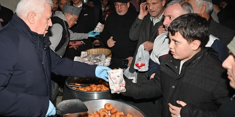 Bozbey’den tatlı ve lokma ikramı