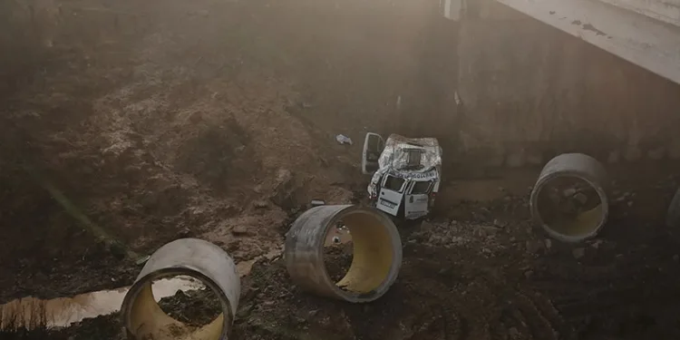 Servis minibüsü dere yatağına uçtu: 1 ölü, 14 yaralı