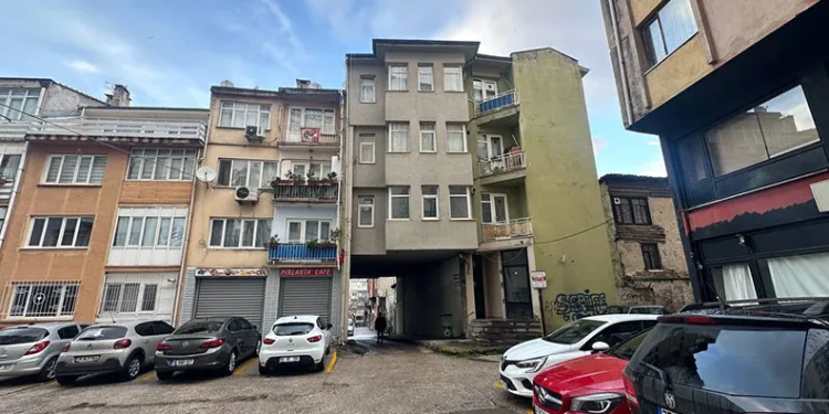 Bursa’da kolonsuz duran bina şaşkına çeviriyor