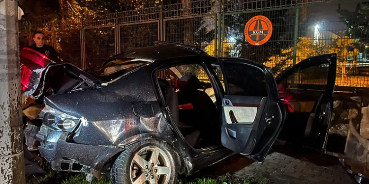 Bursa’da makas atan araç kaza yaptı: 2 ağır yaralı