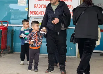 Demir kapıya elini sıkıştıran çocuğun parmağı koptu