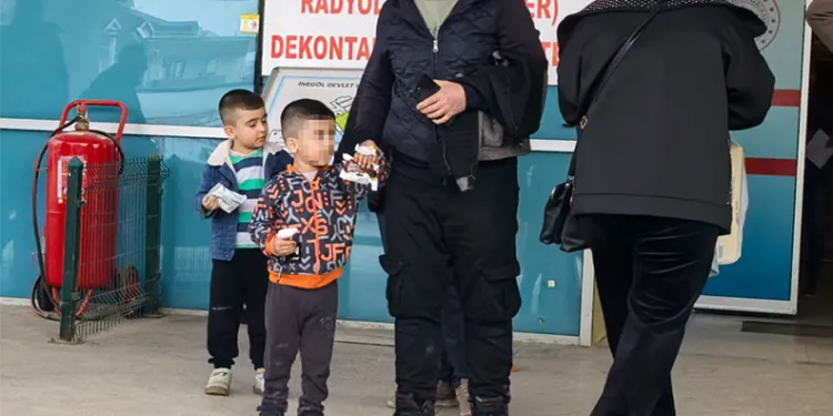 Demir kapıya elini sıkıştıran çocuğun parmağı koptu