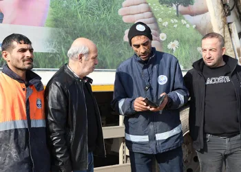 Çöpte bulduğu para dolu cüzdanı sahibine teslim etti
