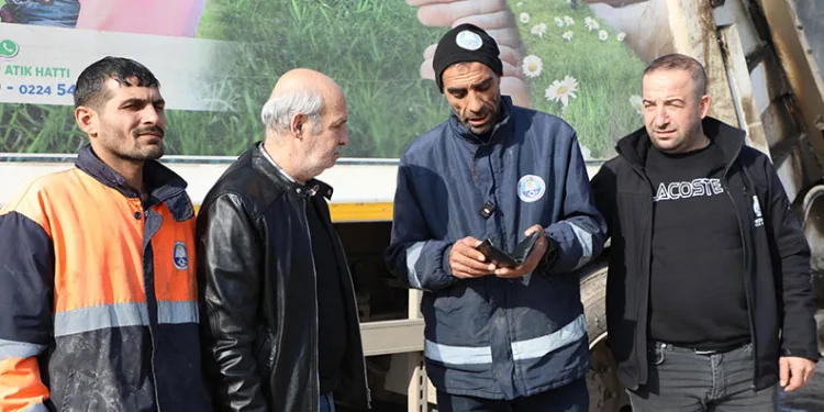 Çöpte bulduğu para dolu cüzdanı sahibine teslim etti