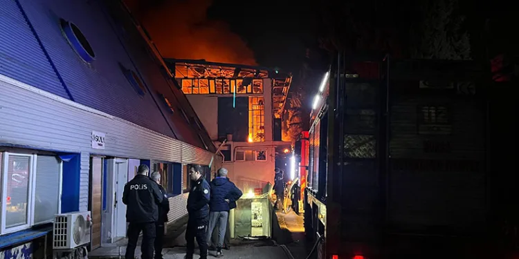 Bursa’da tekstil fabrikası alevlere teslim oldu