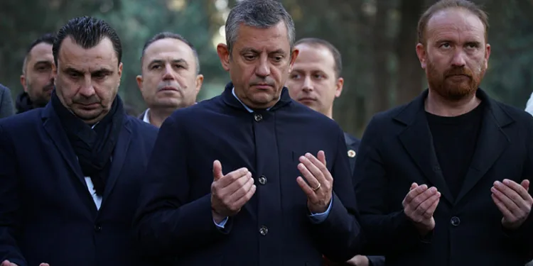 CHP Lideri Özel, memleketinde taziye ziyaretinde bulundu