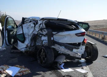 Kırıkkale’de çarpışan otomobiller hurdaya döndü: 2 yaralı