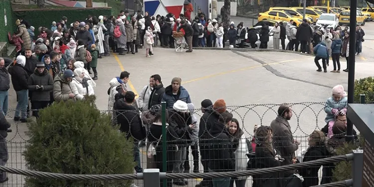 Hafta sonunu Uludağ’da geçirmek isteyenler teleferiğe akın etti