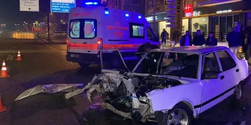 Çamura saplanarak derede mahsur kalan inek, iş makinesiyle kurtarıldı