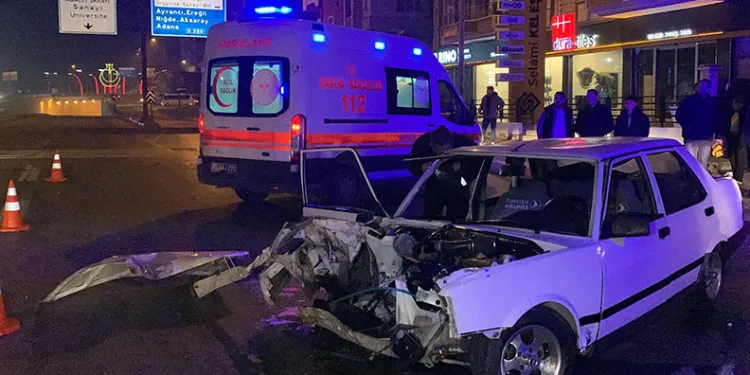 Çamura saplanarak derede mahsur kalan inek, iş makinesiyle kurtarıldı