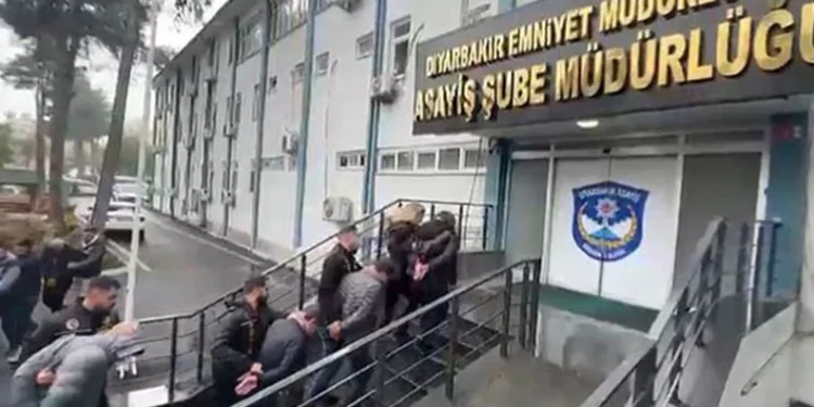 Uşak’ta polis ve jandarmadan okul çevreleri ve servislere sıkı denetim
