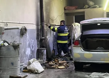 Oto boya atölyesinde çıkan yangın paniğe neden oldu