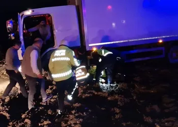 Park halindeki motosikletlere çarpıp kaçtı