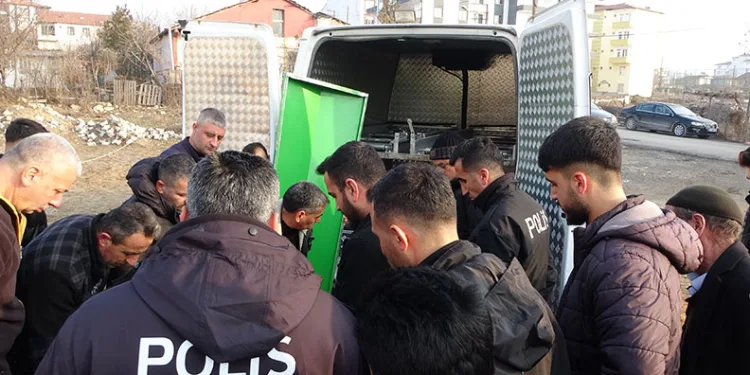 Kontrolden çıkan otomobil elektrik direğini devirdi