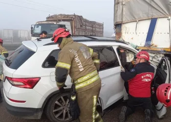 Motosikletin plakasını kaskına taktı, o şekilde trafiğe çıktı