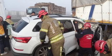 Motosikletin plakasını kaskına taktı, o şekilde trafiğe çıktı