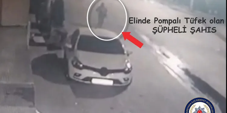 Sokakta tüfekle rastgele ateş açtı: Yakalanma anı kamerada