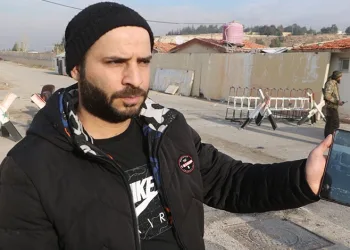 Suriye’de kışlaları gezerek rejimin el koyduğu tırını arıyor