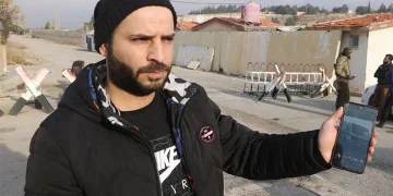 Suriye’de kışlaları gezerek rejimin el koyduğu tırını arıyor