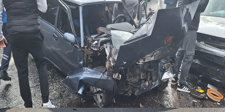 Batman’da okul servisi ile otomobil çarpıştı: 17’si öğrenci 20 yaralı