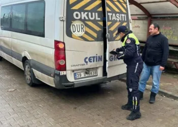 Kontrolden çıkan otomobil elektrik direğini devirdi