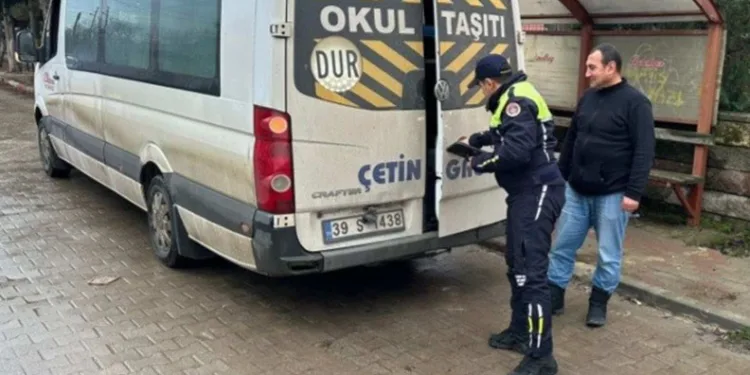 Kontrolden çıkan otomobil elektrik direğini devirdi