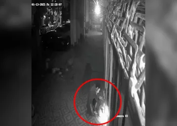 Park halindeki motosikletlere çarpıp kaçtı