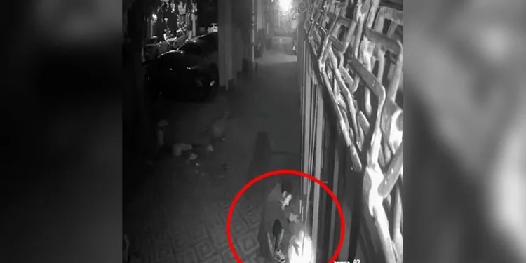 Park halindeki motosikletlere çarpıp kaçtı