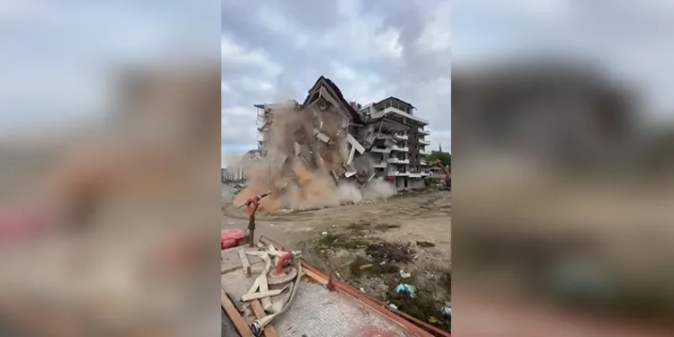 Üniversitede 20 öğrenci zehirlenme şüphesiyle hastaneye kaldırıldı