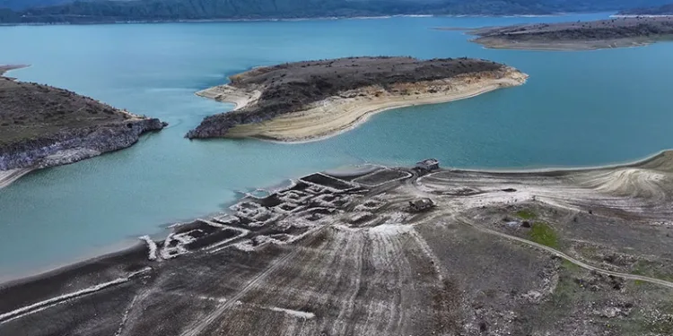 Ankara’da baraj suları çekildi, eski köy gün yüzüne çıktı