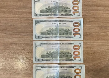 Motosikletin plakasını kaskına taktı, o şekilde trafiğe çıktı