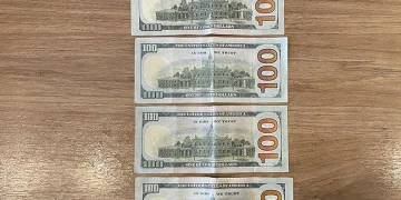 Motosikletin plakasını kaskına taktı, o şekilde trafiğe çıktı
