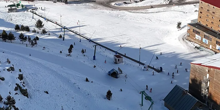 Günün en acı görüntüsü: 66 kişinin ölmesi kayak keyfine engel olmadı